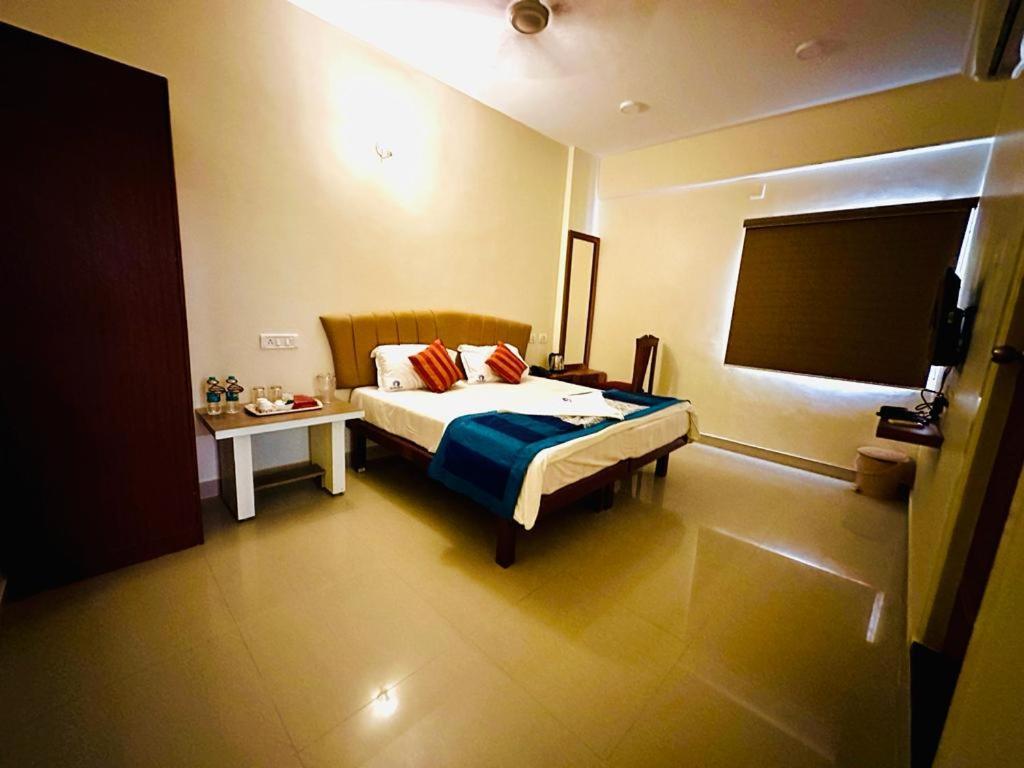 Sunlight Residency Hotel Ченай Екстериор снимка
